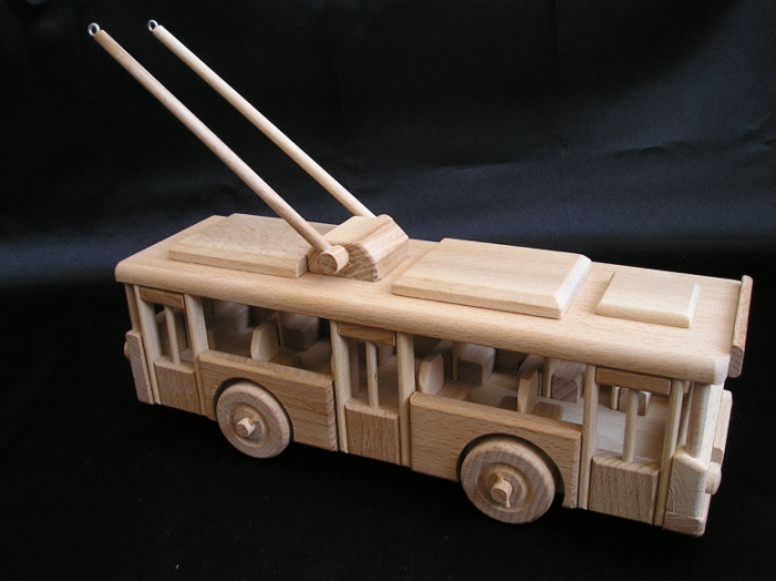 Trolleybus_jouet_en_bois